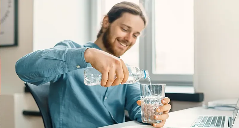 نوشیدن آب کافی
